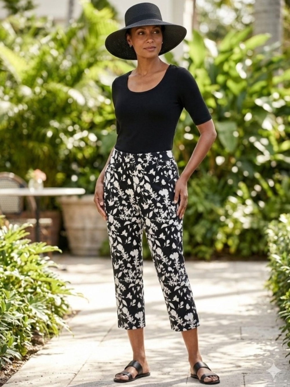 Chico's Women’s Black & White Floral Cropped Pull-On Pants. Size 1.5 (USA 10)